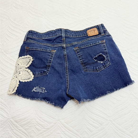 Levi Signature Women’s Blue Distressed Stretch Lace Shorts. Size 8 - Picture 2 of 5